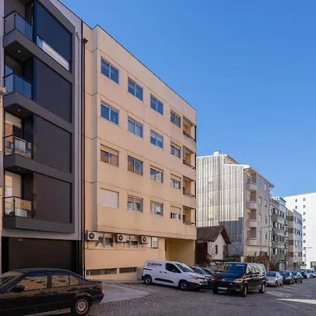 Host Wise - Gorgeous Bright Flat W Balcony Apartment