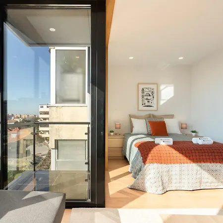 Host Wise - Gorgeous Bright Flat W Balcony Apartment